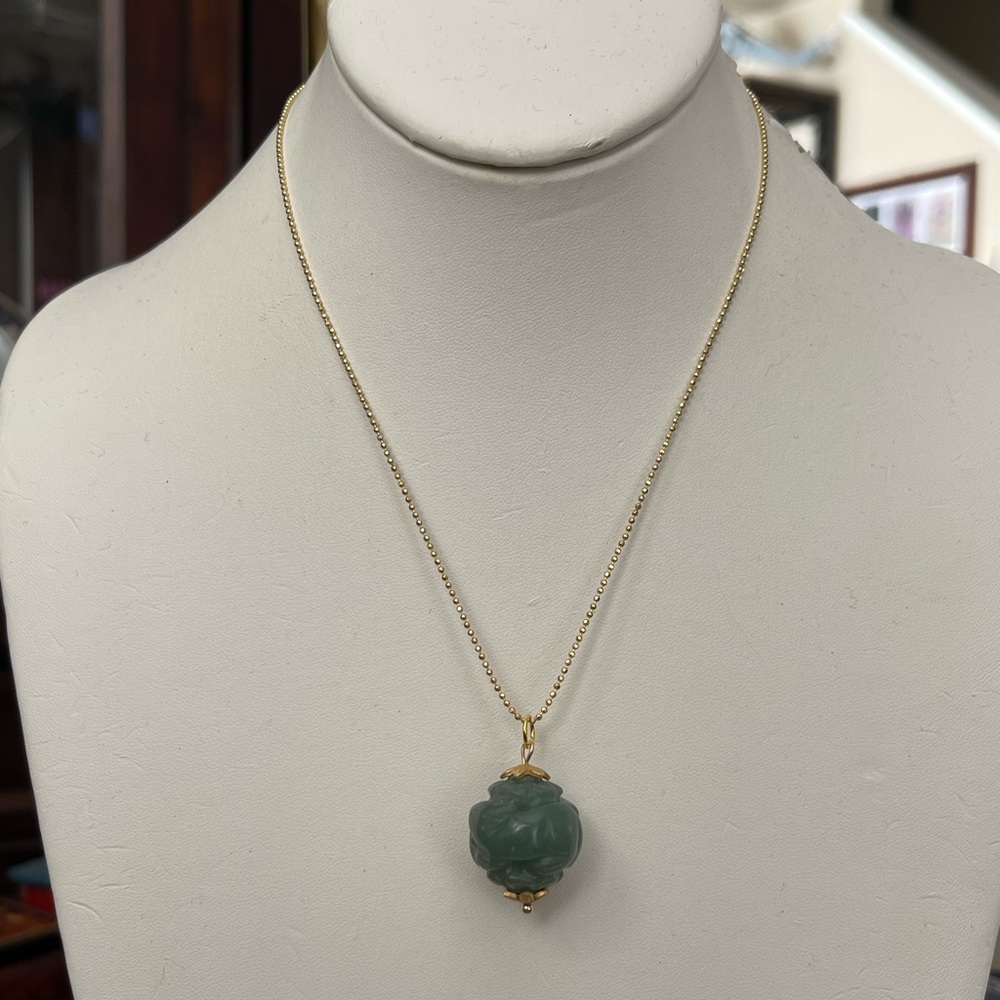 Carved natural aventurine Chinese pendant & 18K gold plated adjustable chain - Picture 3 of 10